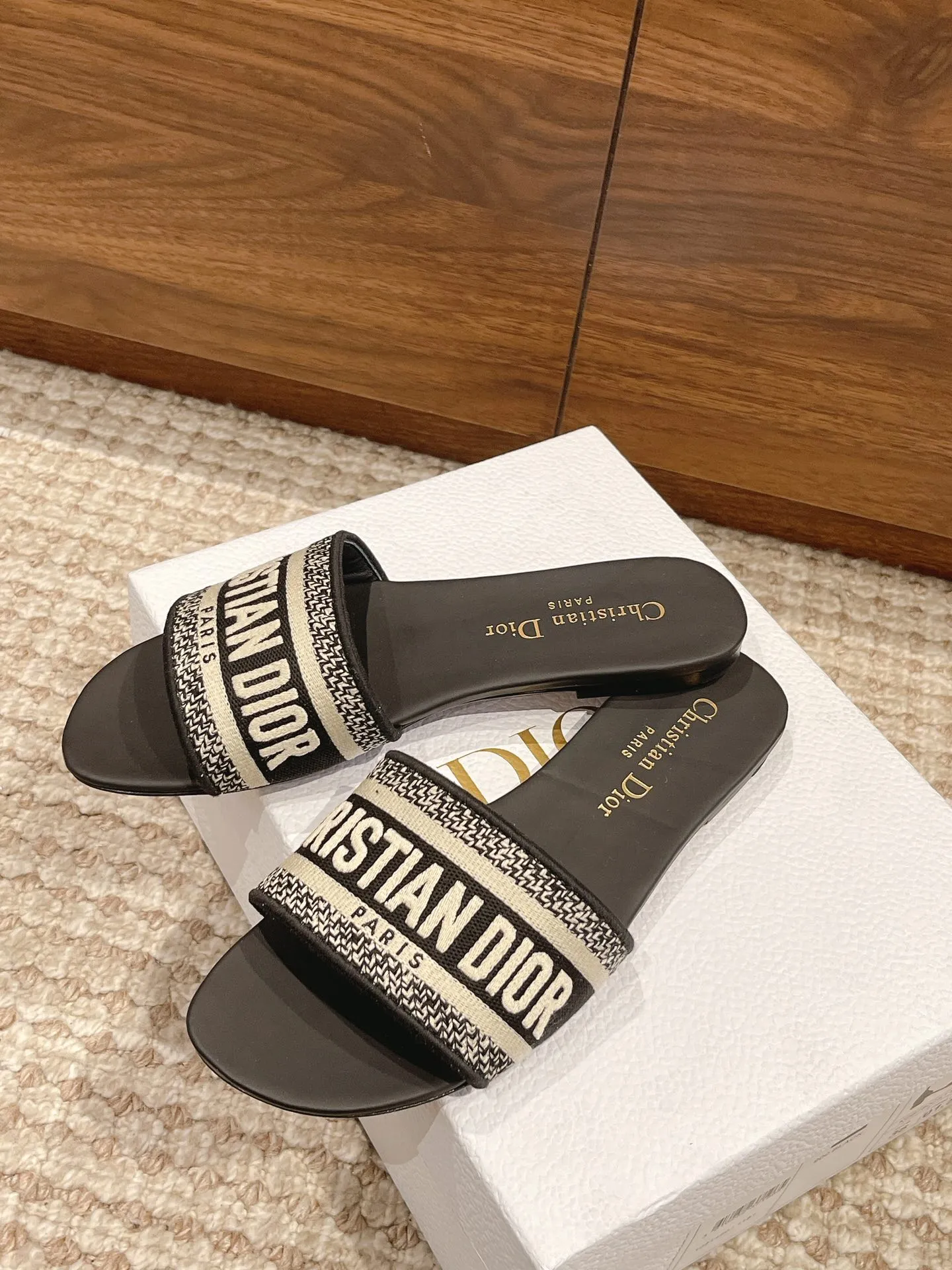 👟👟Ex-factory price 360👟👟 Dior slippers CD•Dior women's presbyopic embroidered leather-soled slippers ✅Christian Dior has always been synonymous with magnificence and elegance, and has always been at the top of the fashion palace. Of particular note: the embroidered pattern on the sole, which reproduces one of Christian Dior’s cherished symbols. ✅Original pattern packaging ✅Upper: selected embroidered cotton ✅Inner lining: imported sheepskin ✅Outsole: original genuine leather sole ✅Number of codes: 35-40 (40 41 42 custom-made are not returnable)